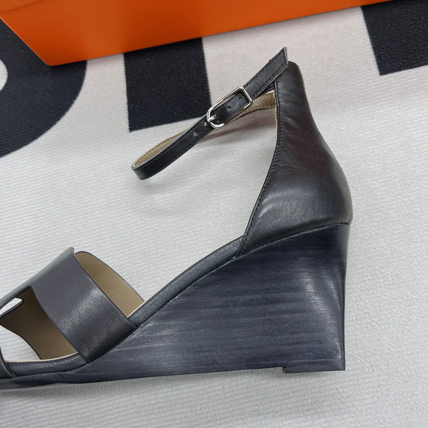 Hermes Legend Sandals Calfskin Leather Spring in Summer Collection Noir Hermes Legend Sandals Calfskin Leather Spring in Summer Collection Noir