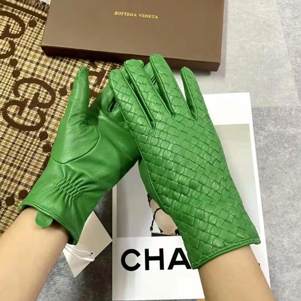 Bottega Veneta Intrecciato Leather Gloves for Women in Green Bottega Veneta Intrecciato Leather Gloves for Women in Green