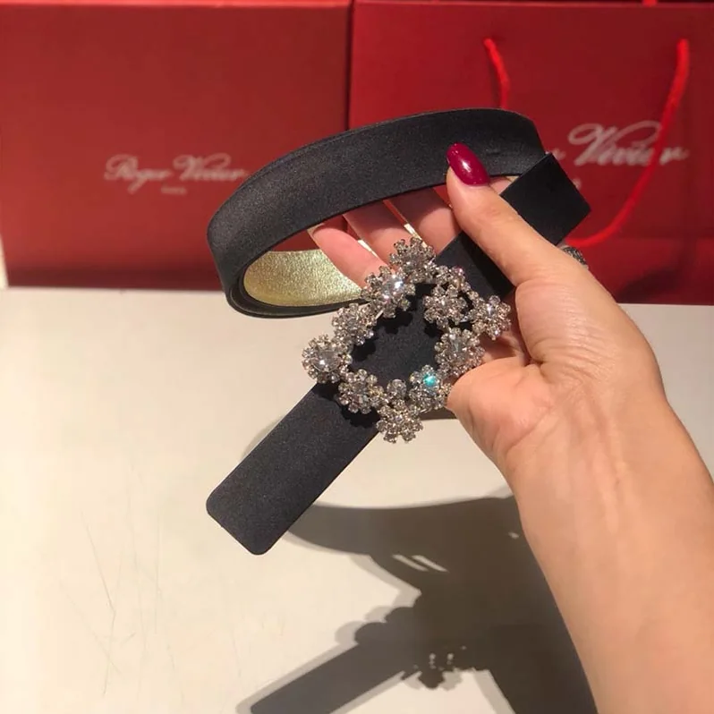 Roger Vivier Wome Flowers Belt in Silk Satin in Black