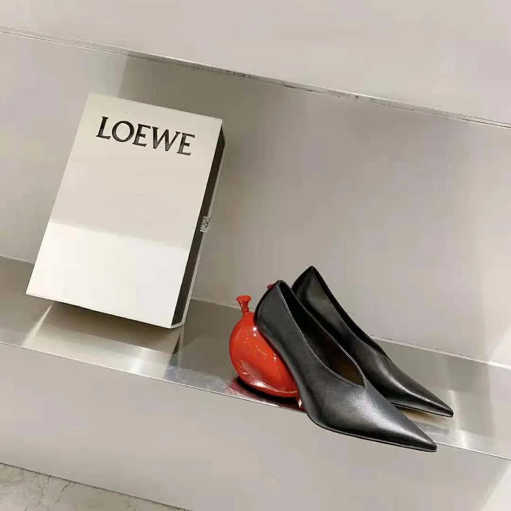 Loewe Balloon Pump in Calfskin for Women in Black Loewe Balloon Pump in Calfskin for Women in Black
