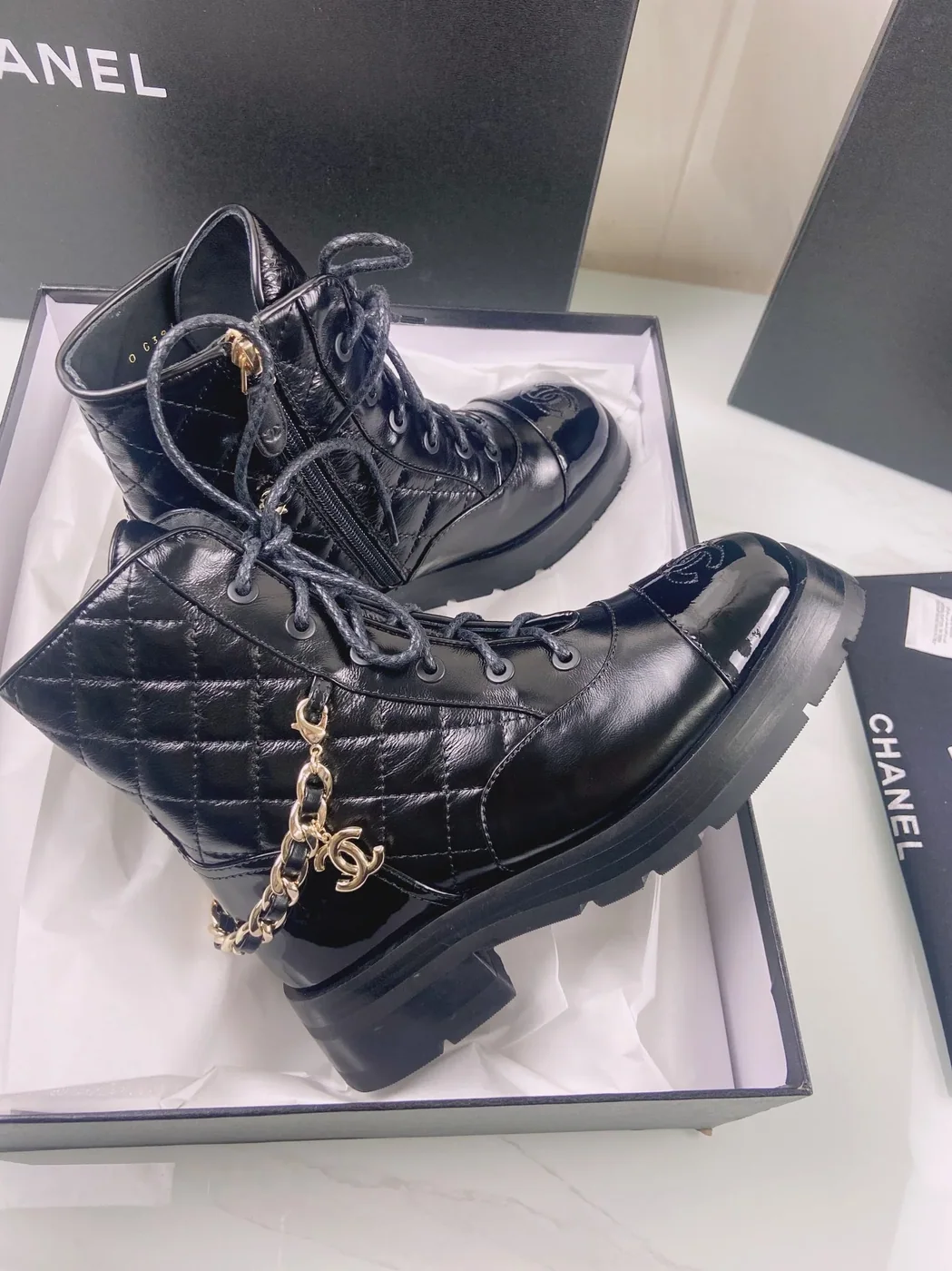 Chanel Lace in Ups Black /