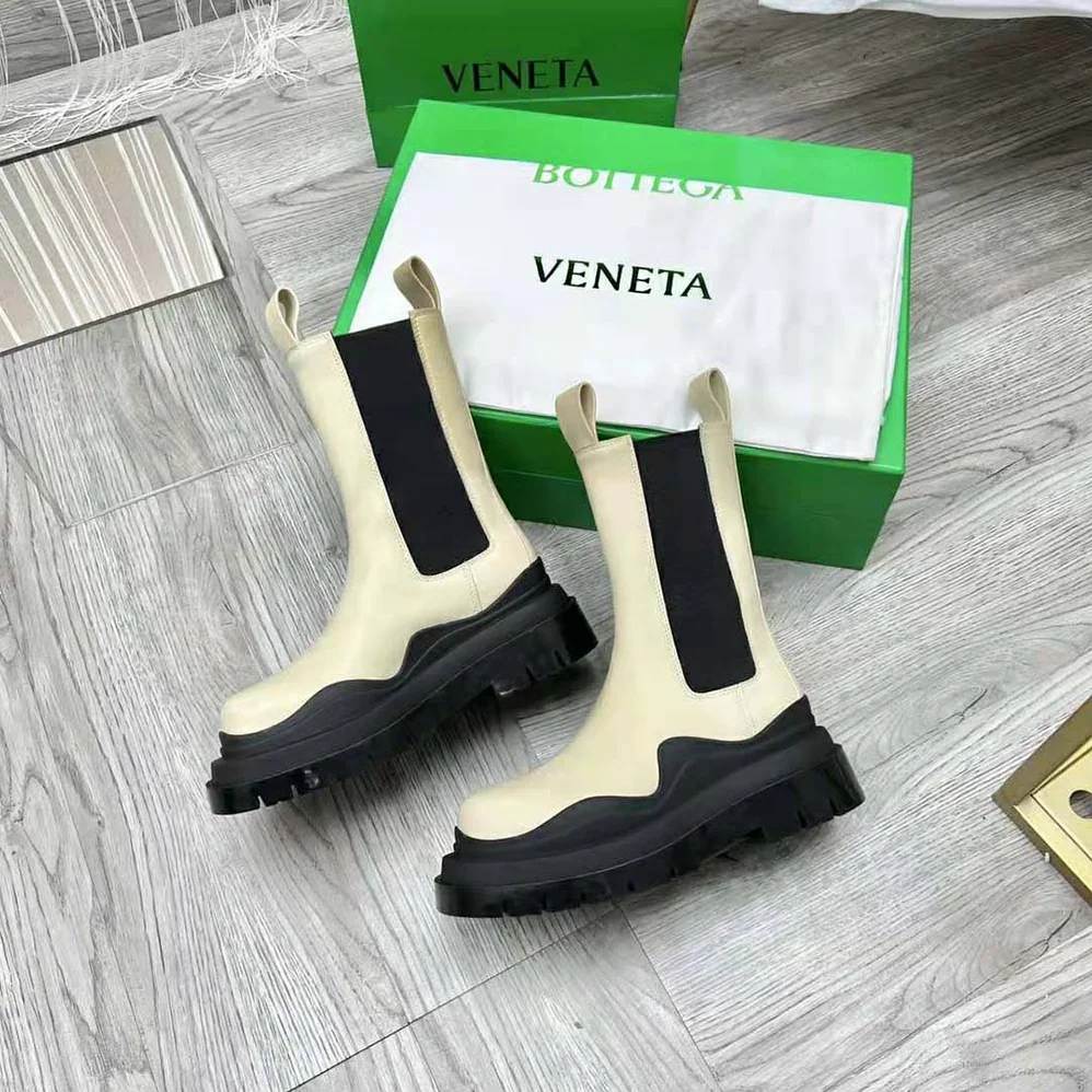 Bottega Veneta Tire Chelsea Boot in Vegetally-Tanned Leather for Unisex in White