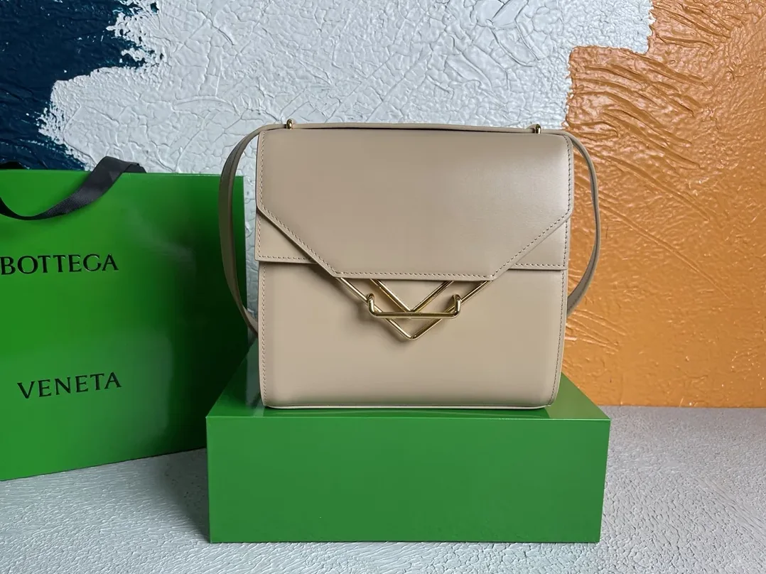 Bottega Veneta Clip Bag Beige Bottega Veneta Clip Bag Beige