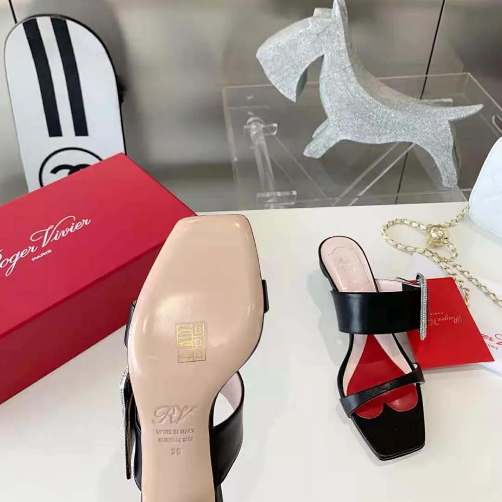 Roger Vivier Viv Choc Side Strass Buckle Mules in Leather for Women in Black Roger Vivier Viv Choc Side Strass Buckle Mules in Leather for Women in Black