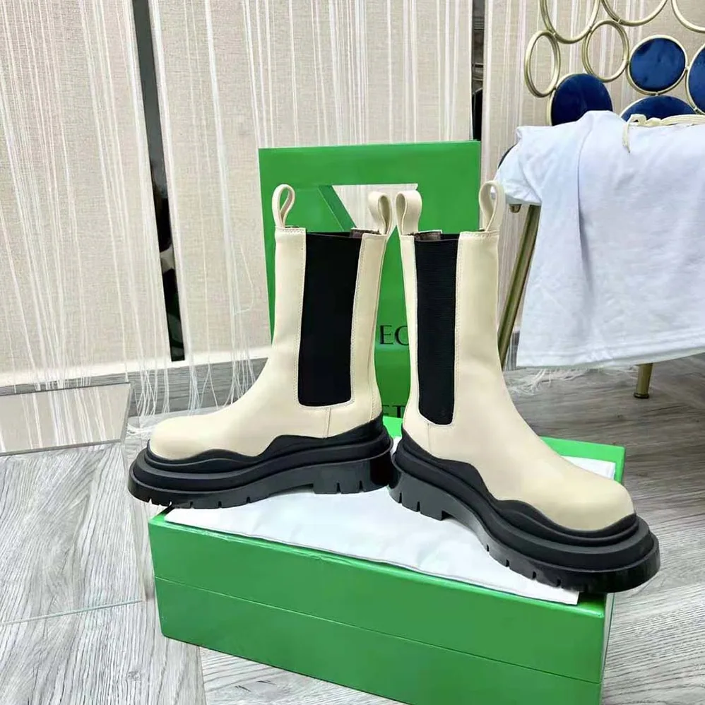 Bottega Veneta Tire Chelsea Boot in Vegetally-Tanned Leather for Unisex in White