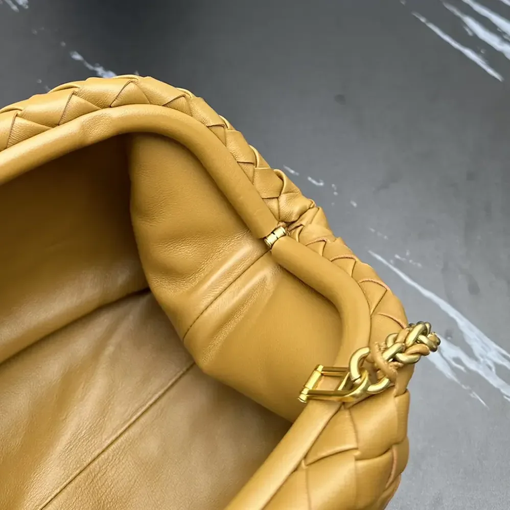 Bottega Veneta Teen Lauren 1980 With Chain for Women in Dark Praline Bottega Veneta Teen Lauren 1980 With Chain for Women in Dark Praline