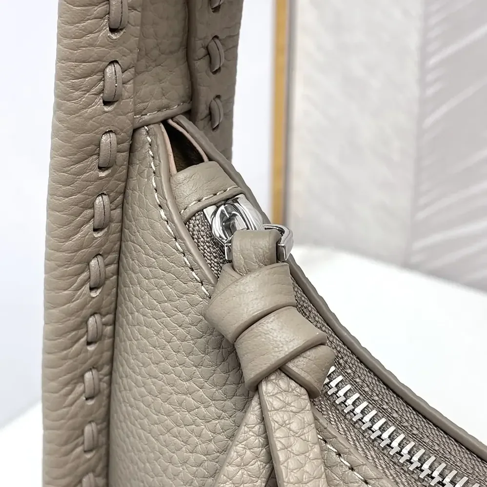 Fendi Mini Fendessence Small Dove Gray Selleria Bag with 264 Hand for Women in sewn Topstitches Fendi Mini Fendessence Small Dove Gray Selleria Bag with 264 Hand for Women in sewn Topstitches