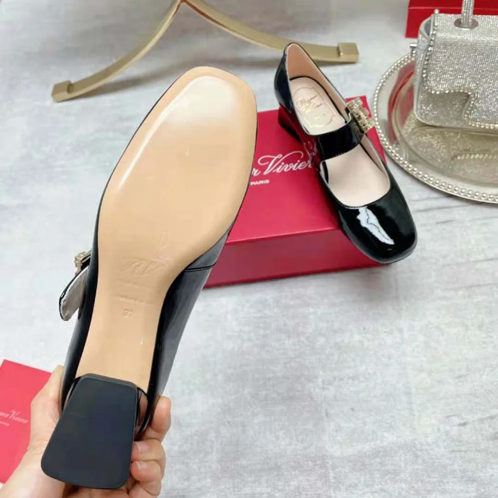 Roger Vivier Très Vivier Rhinestone Buckle Babies Pumps for Women in Black Roger Vivier Très Vivier Rhinestone Buckle Babies Pumps for Women in Black