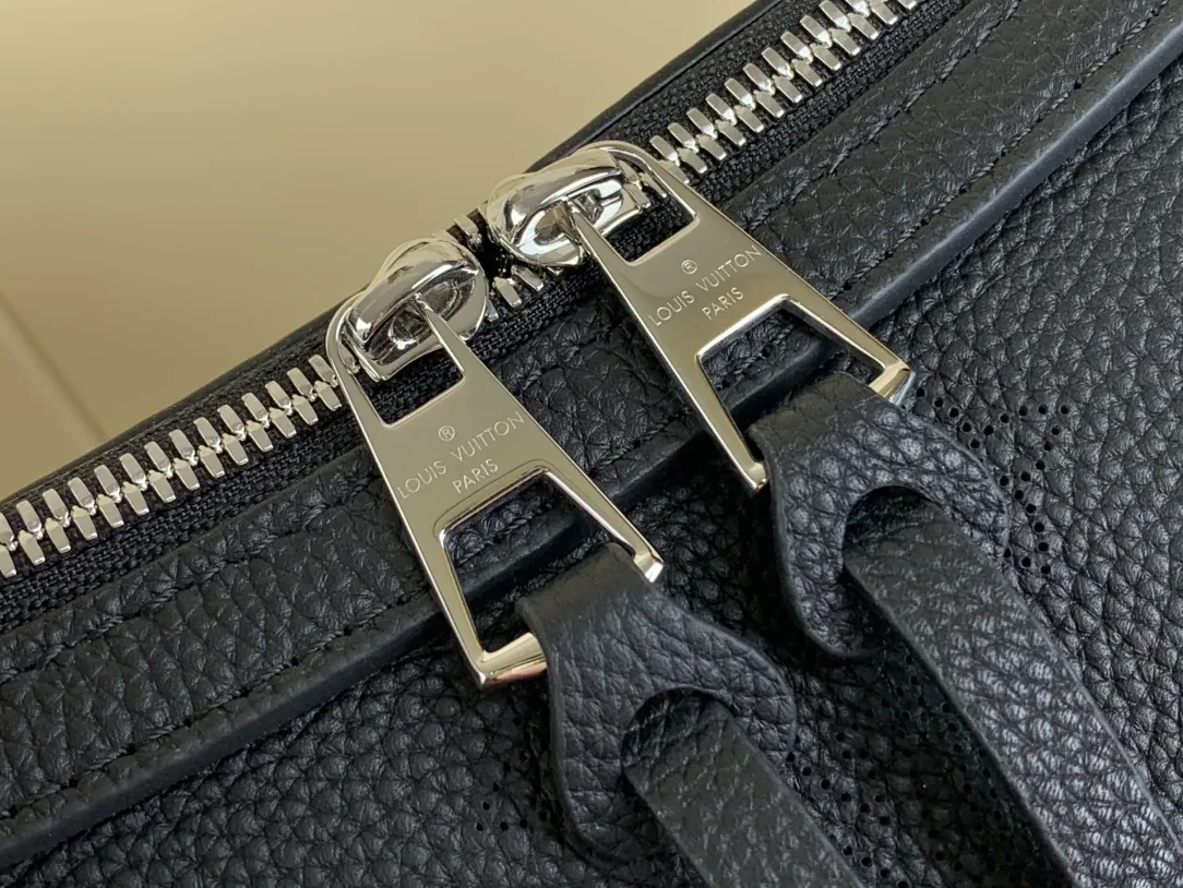 Louis Vuitton Hand It All MM Black / Louis Vuitton Hand It All MM Black /