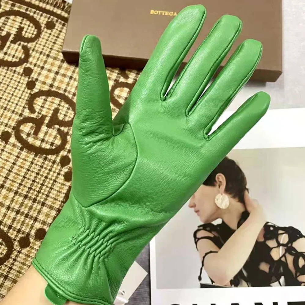Bottega Veneta Intrecciato Leather Gloves for Women in Green Bottega Veneta Intrecciato Leather Gloves for Women in Green