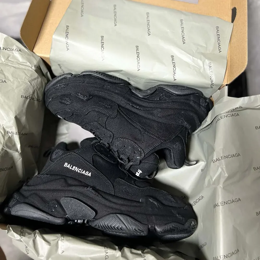 Balenciaga Triple S Sneaker in Black for Unisex Balenciaga Triple S Sneaker in Black for Unisex