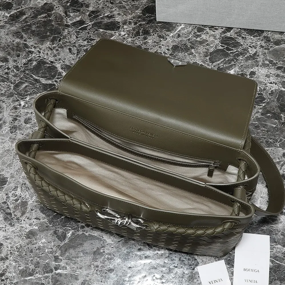 Bottega Veneta Medium Andiamo Messenger for Unisex in Dark Green