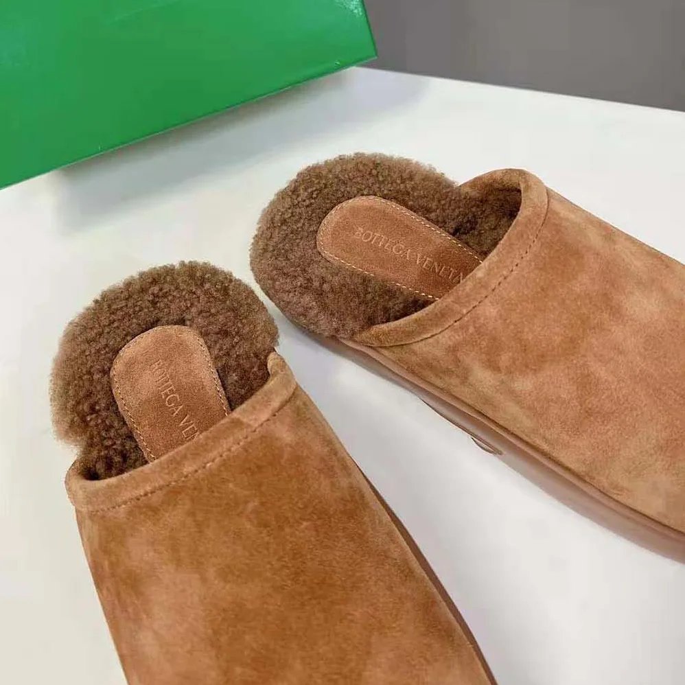 Bottega Veneta Snap Slipper in Shearling Calfskin for Unisex in Brown Bottega Veneta Snap Slipper in Shearling Calfskin for Unisex in Brown