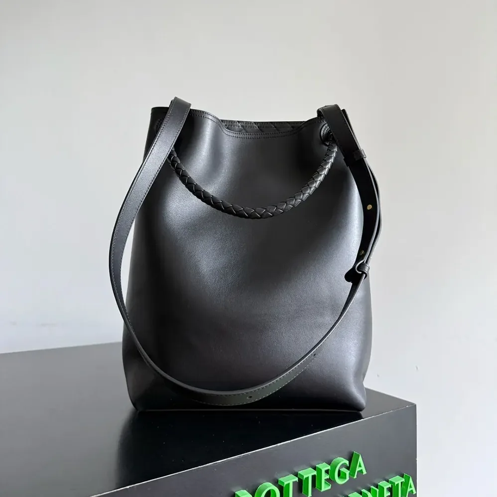 Bottega Veneta Andiamo Bucket in Silky Calf Leather for Women in Black