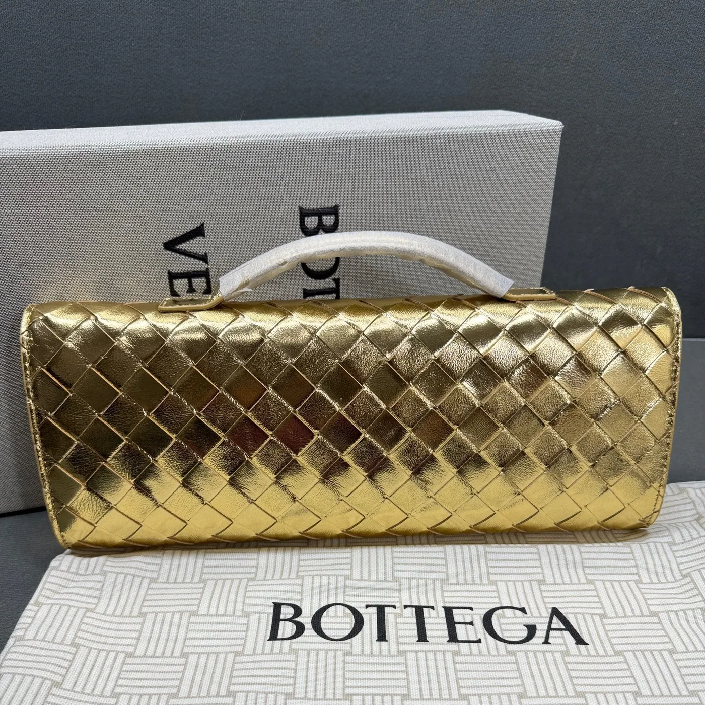 Bottega Veneta Andiamo Clutch in Gold Metallic Gold Hardware
