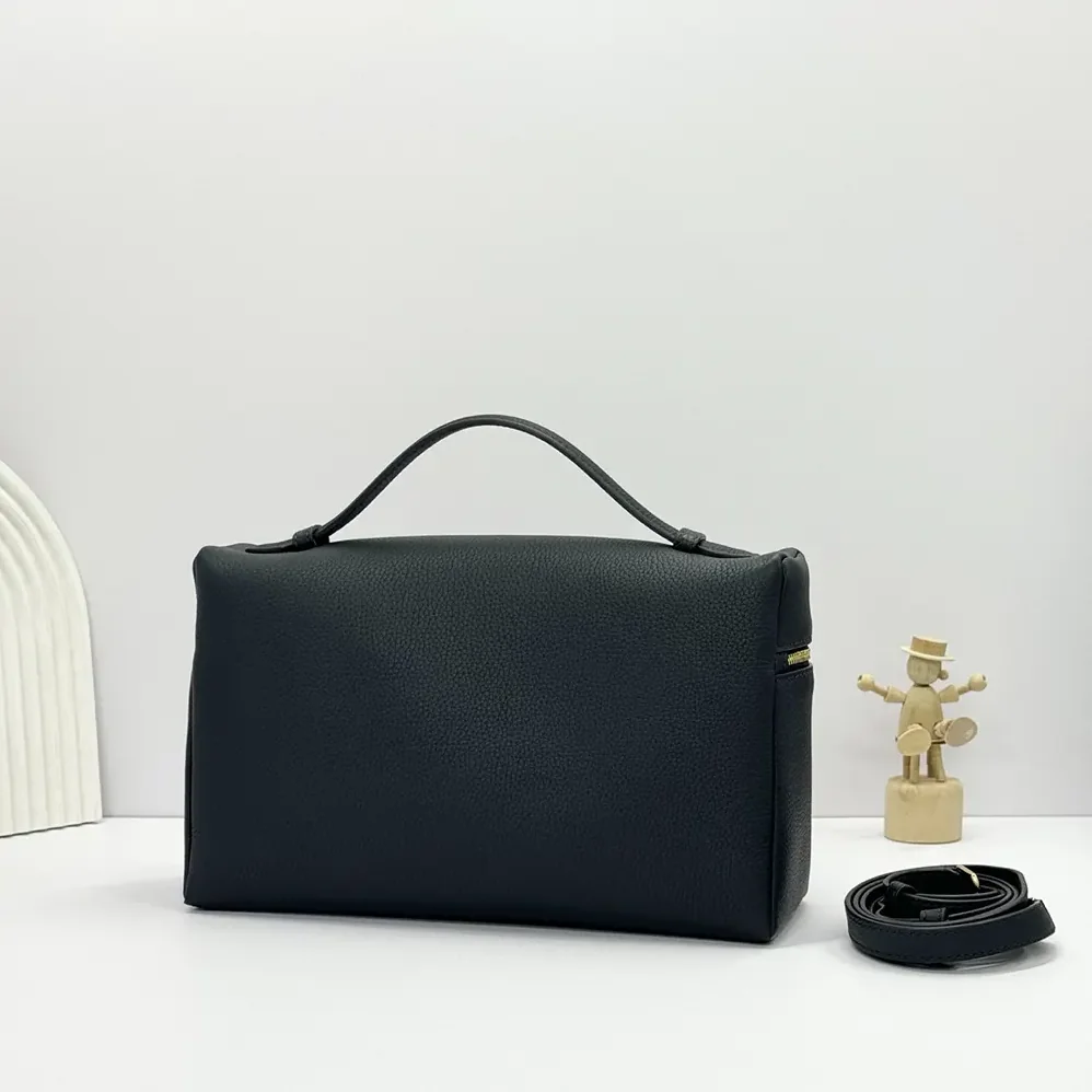 Loro Piana Extra Pocket L27 for Women in Navy Loro Piana Extra Pocket L27 for Women in Navy