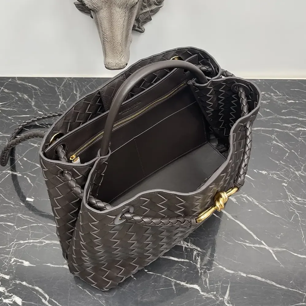 Bottega Veneta Medium Andiamo in Lambskin Leather for Women in Chocolate Brown Bottega Veneta Medium Andiamo in Lambskin Leather for Women in Chocolate Brown