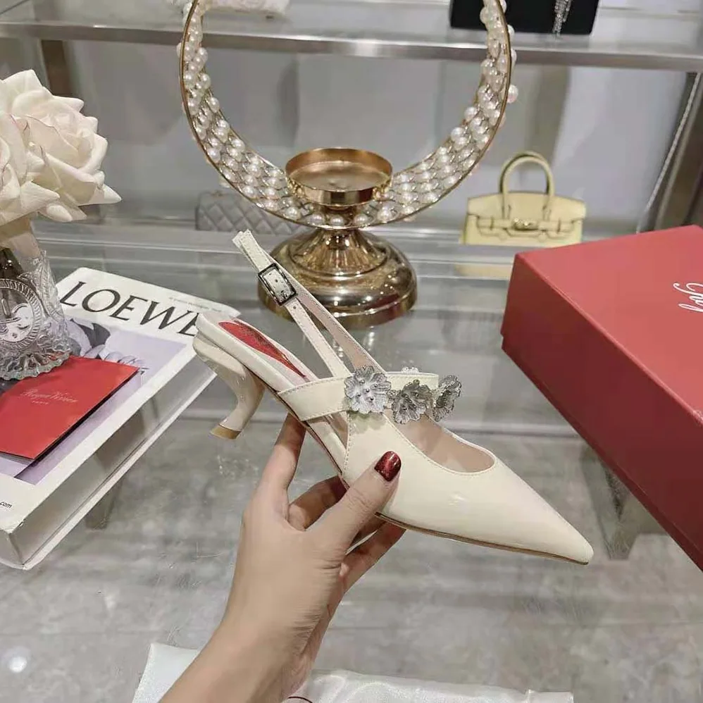 Roger Vivier Virgule Flower Slingback Pumps in Patent Leather for Women in White Roger Vivier Virgule Flower Slingback Pumps in Patent Leather for Women in White