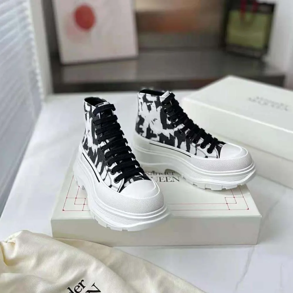 Alexander Mcqueen McQueen Graffiti Tread Slick Boot in White for Unisex Alexander Mcqueen McQueen Graffiti Tread Slick Boot in White for Unisex