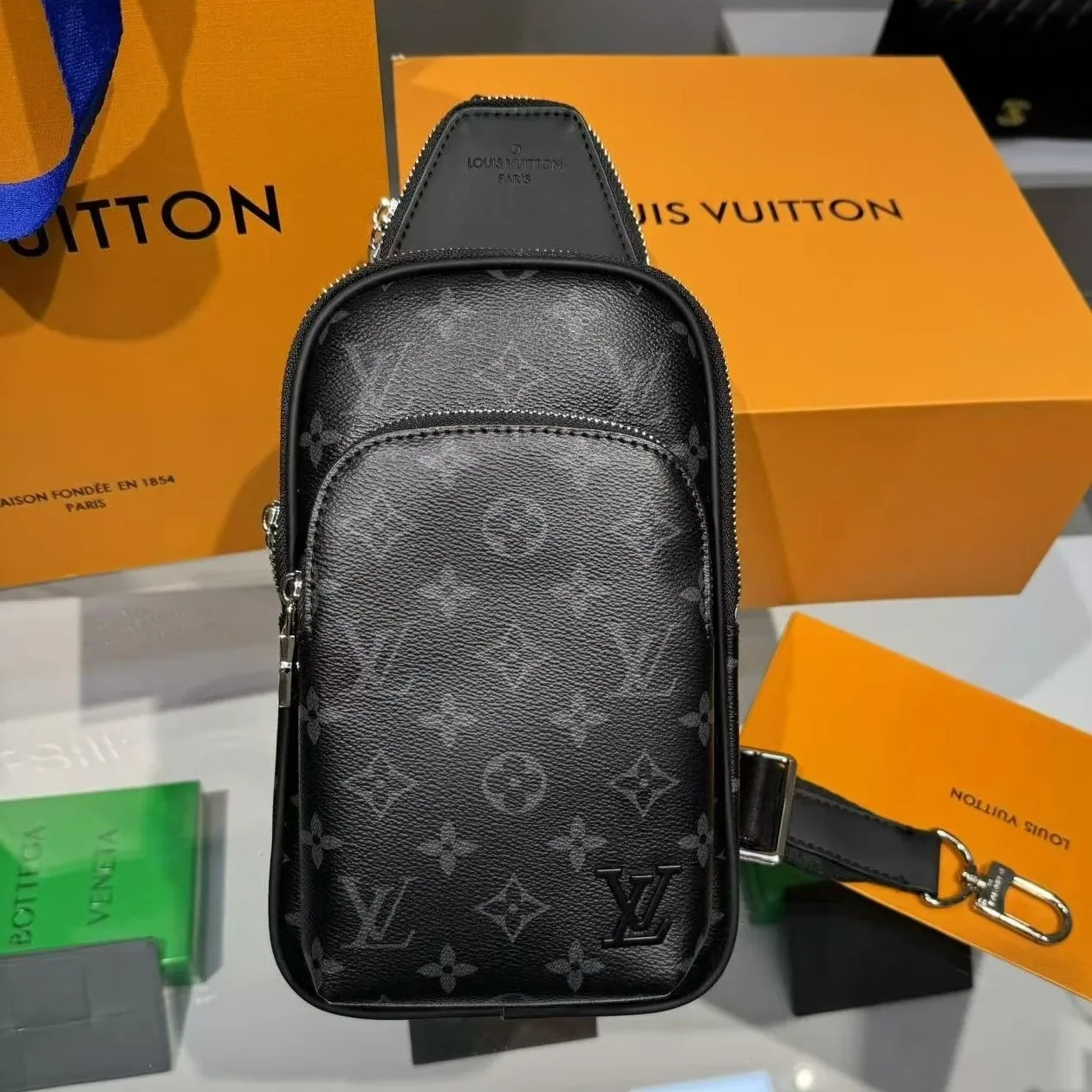 Louis Vuitton Avenue NM Slingbag Black /