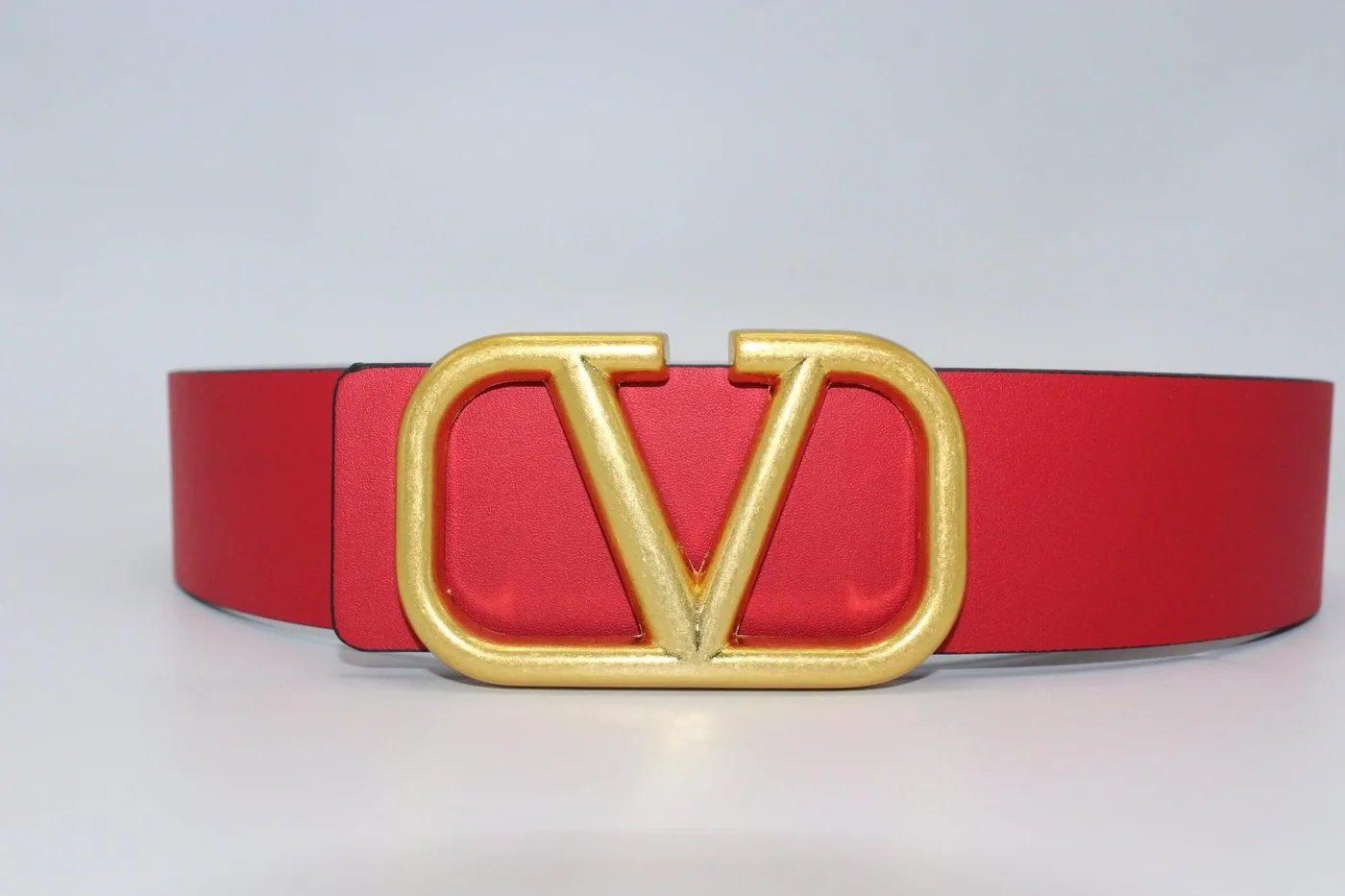 REVERSIBLE V LOGO SIGNATURE BELT IN GLOSSY CALFSKIN
