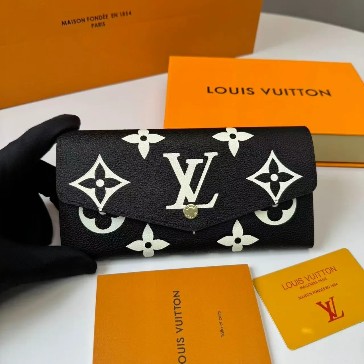 Louis Vuitton Sarah Wallet Black And Beige /