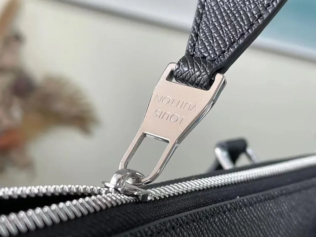 Louis Vuitton Slim Briefcase Taiga Black / Louis Vuitton Slim Briefcase Taiga Black /