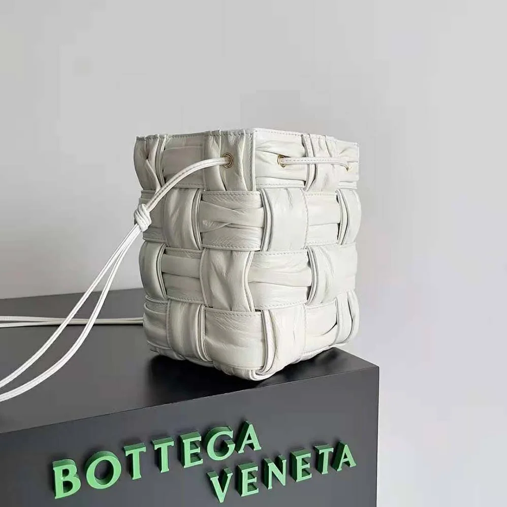 Bottega Veneta Small Cassette Bucket Bag in Lambskin Leather for Women in White