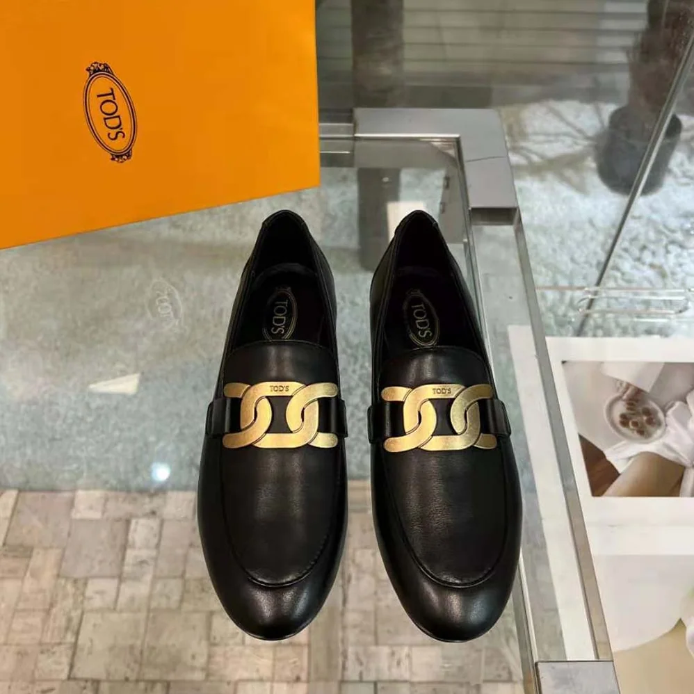 TODS Kate Loafers in Leather with A Metal Branded for Women in Black TODS Kate Loafers in Leather with A Metal Branded for Women in Black