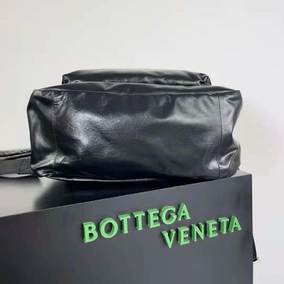 Bottega Veneta Medium Archetype Backpack Crafted from Supple Lambskin Leather for Men in Black