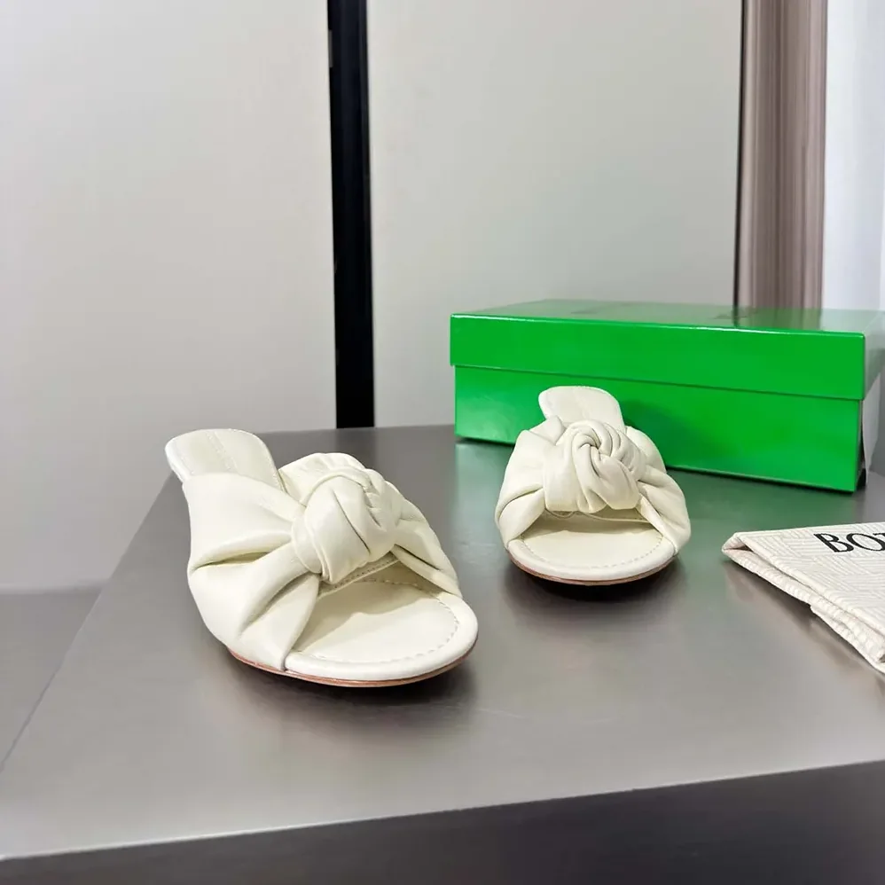 Bottega Veneta Cherry Mule in Supple Nappa Leather for Women in Alabaster Bottega Veneta Cherry Mule in Supple Nappa Leather for Women in Alabaster