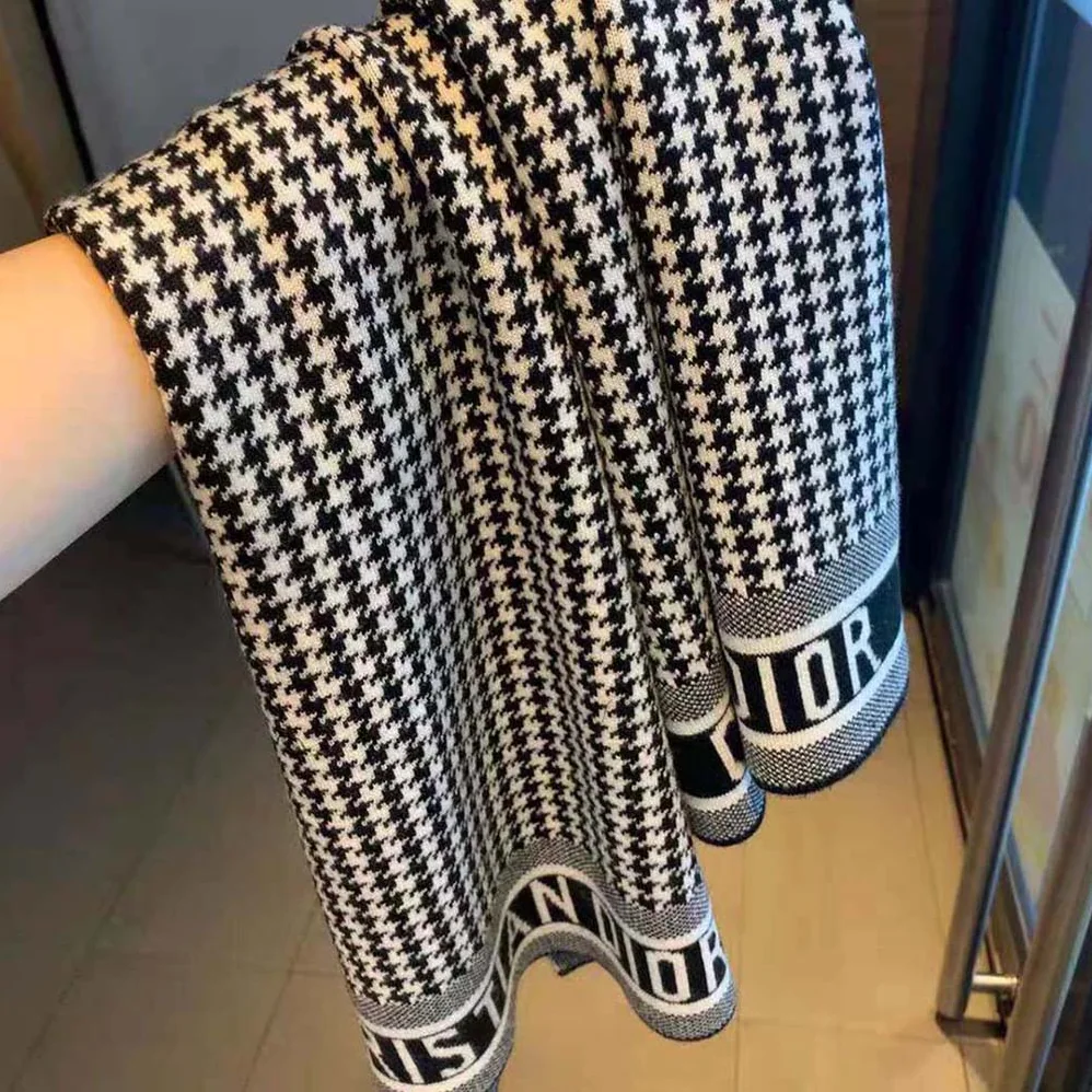 Dior 30 Montaigne Scarf Black and White Houndstooth Cashmere Blend Knit for Women Dior 30 Montaigne Scarf Black and White Houndstooth Cashmere Blend Knit for Women
