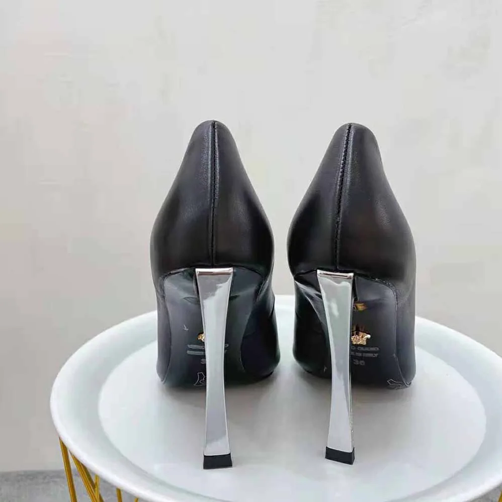 Versace Pin-Point Pumps in Calf leather for Women in Black