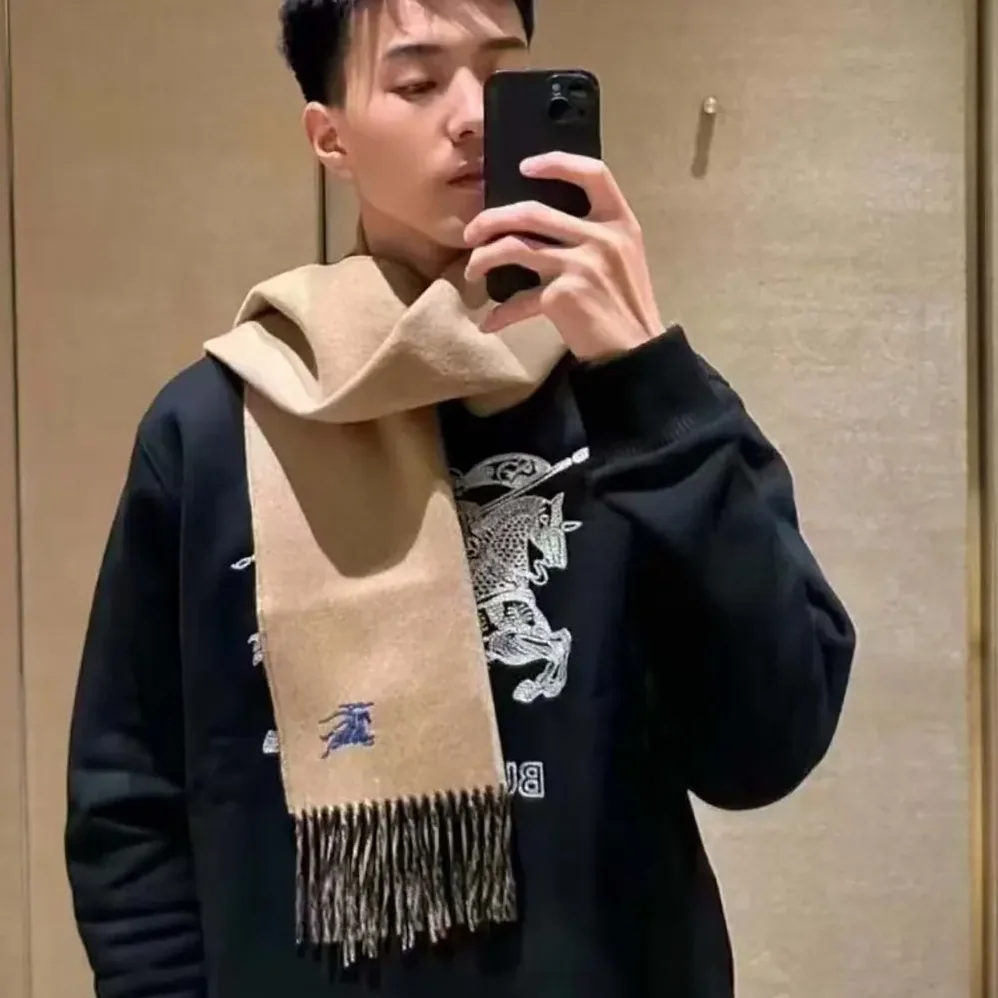 Burberry Reversible Cashmere Scarf for Unisex in Beige Burberry Reversible Cashmere Scarf for Unisex in Beige