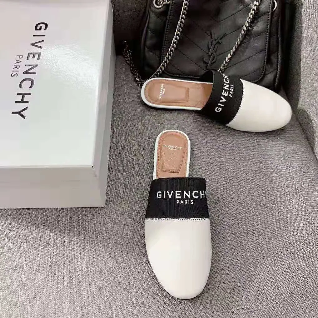 Givenchy Givenchy Paris Flat Mules in Leather for Women in White Givenchy Givenchy Paris Flat Mules in Leather for Women in White