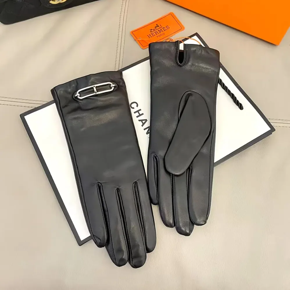 Hermes Gloves in Lambskin Leather for Women in Black