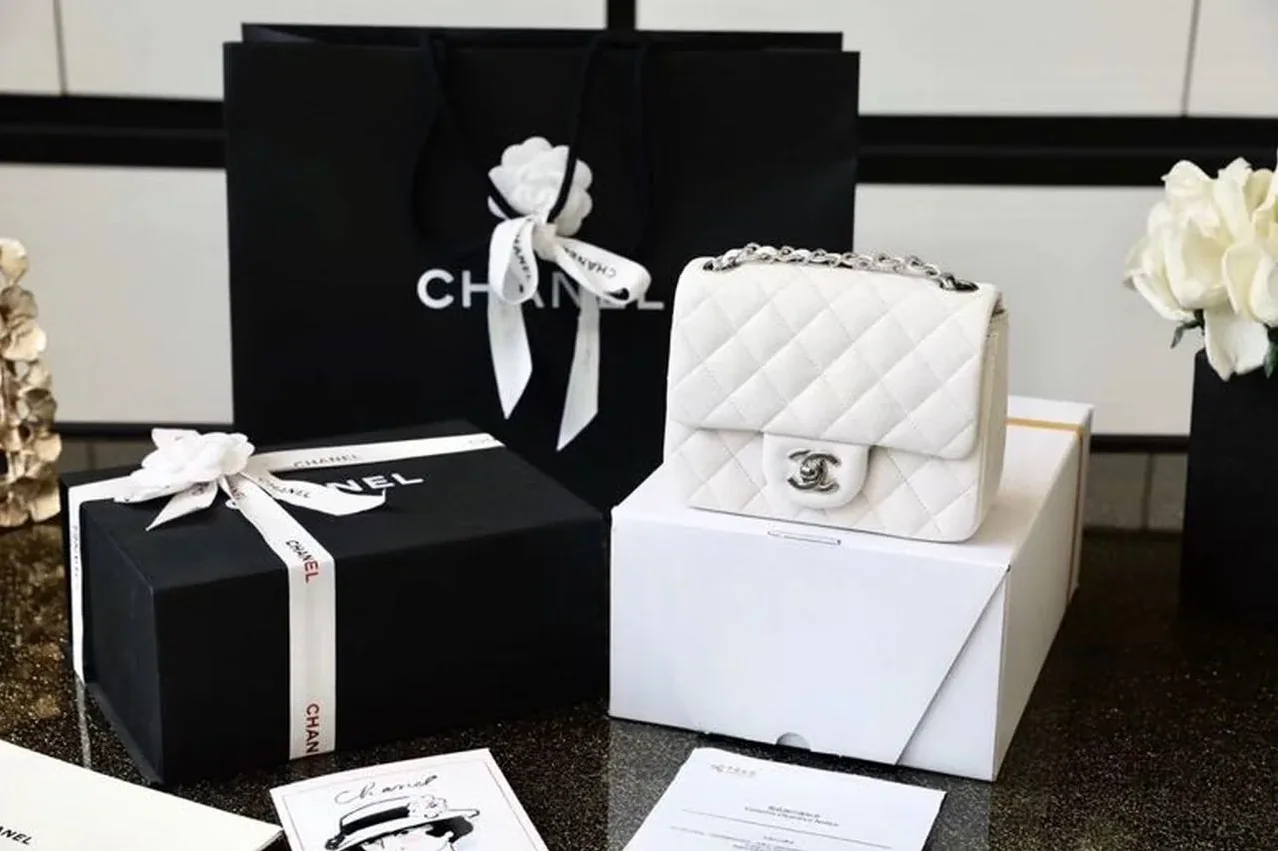 Chanel Classic Mini Flap Bag Silver Hardware White / Chanel Classic Mini Flap Bag Silver Hardware White /
