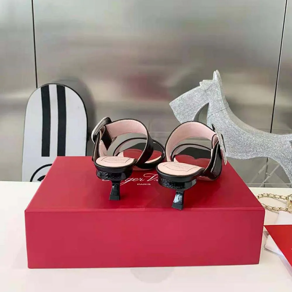 Roger Vivier Viv Choc Side Strass Buckle Mules in Leather for Women in Black Roger Vivier Viv Choc Side Strass Buckle Mules in Leather for Women in Black