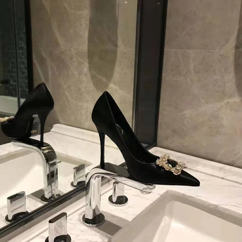 Roger Vivier Flower Strass Buckle Pumps 10.2 cm Heel for Women in Black Roger Vivier Flower Strass Buckle Pumps 10.2 cm Heel for Women in Black