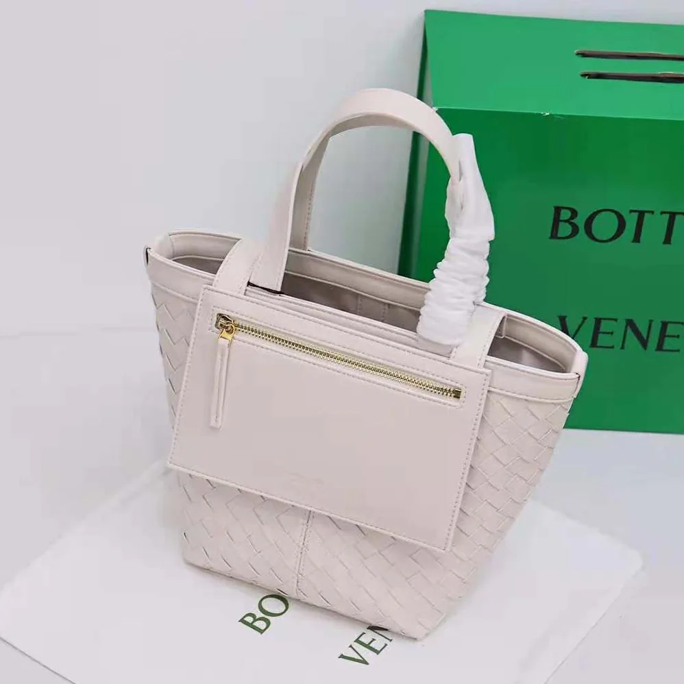 Bottega Veneta Small Flip Flap in Lambskin Leather for Women in White