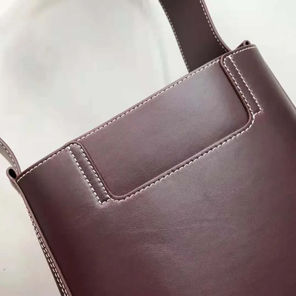 Burberry Large Leather Basket Bag for Women in Maroon Burberry Large Leather Basket Bag for Women in Maroon