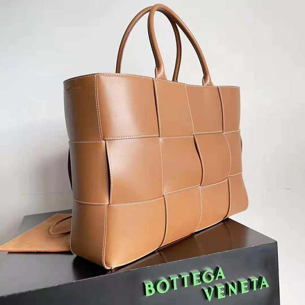 Bottega Veneta Medium Arco Tote Bag for Women in Brown Bottega Veneta Medium Arco Tote Bag for Women in Brown
