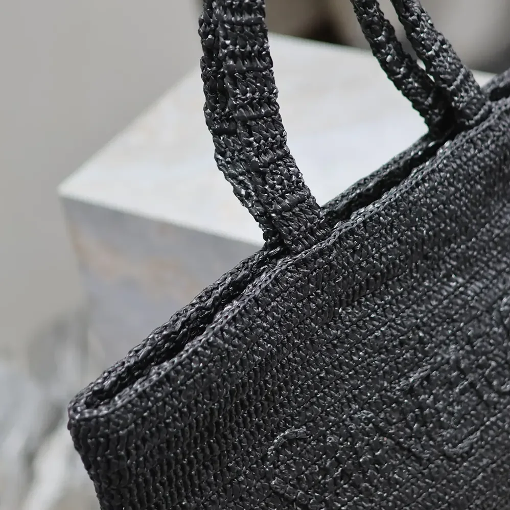Saint Laurent YSL Saint Laurent Tote in Raffia for Unisex Saint Laurent YSL Saint Laurent Tote in Raffia for Unisex