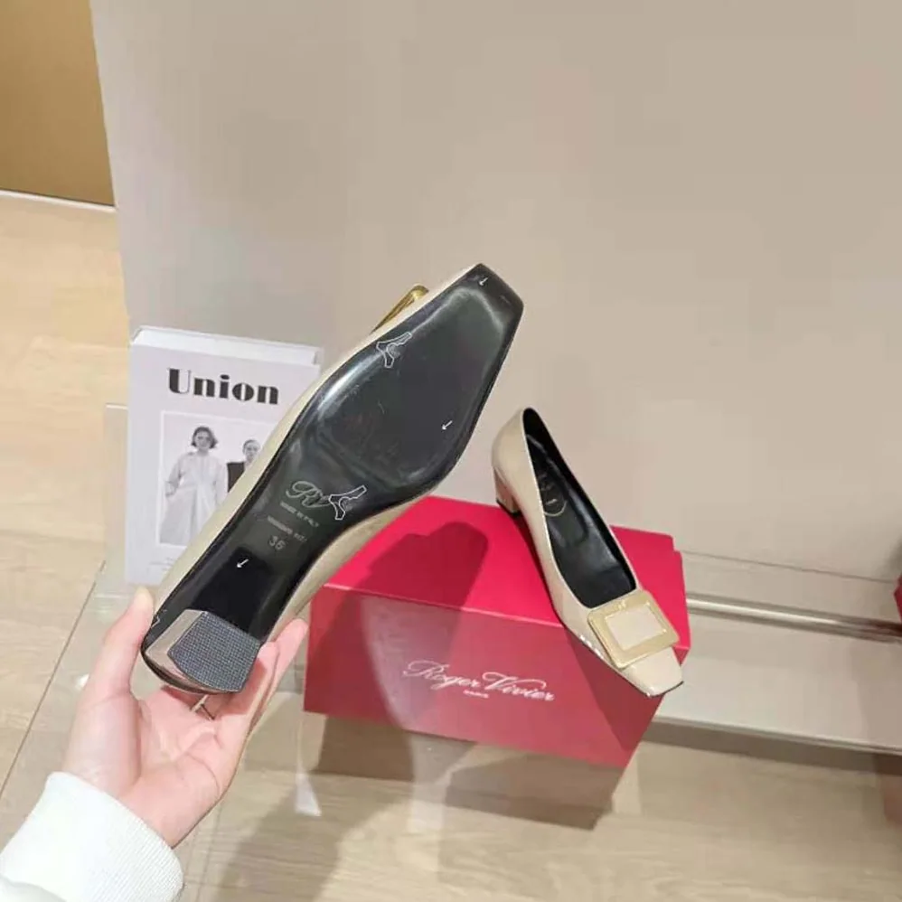 Roger Vivier Belle Vivier Metal Buckle Pumps in Patent Leather for Women in Brown