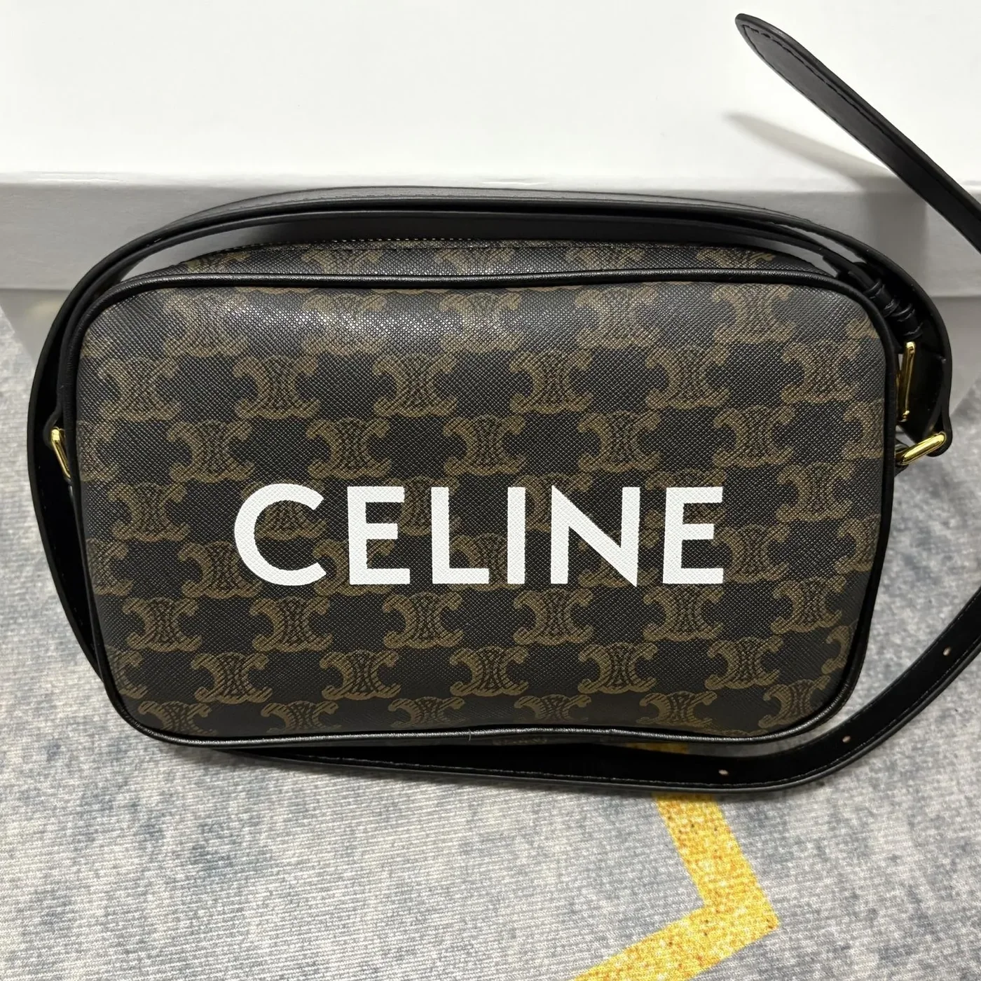 Celine Medium Messenger Bag Black / .38OG