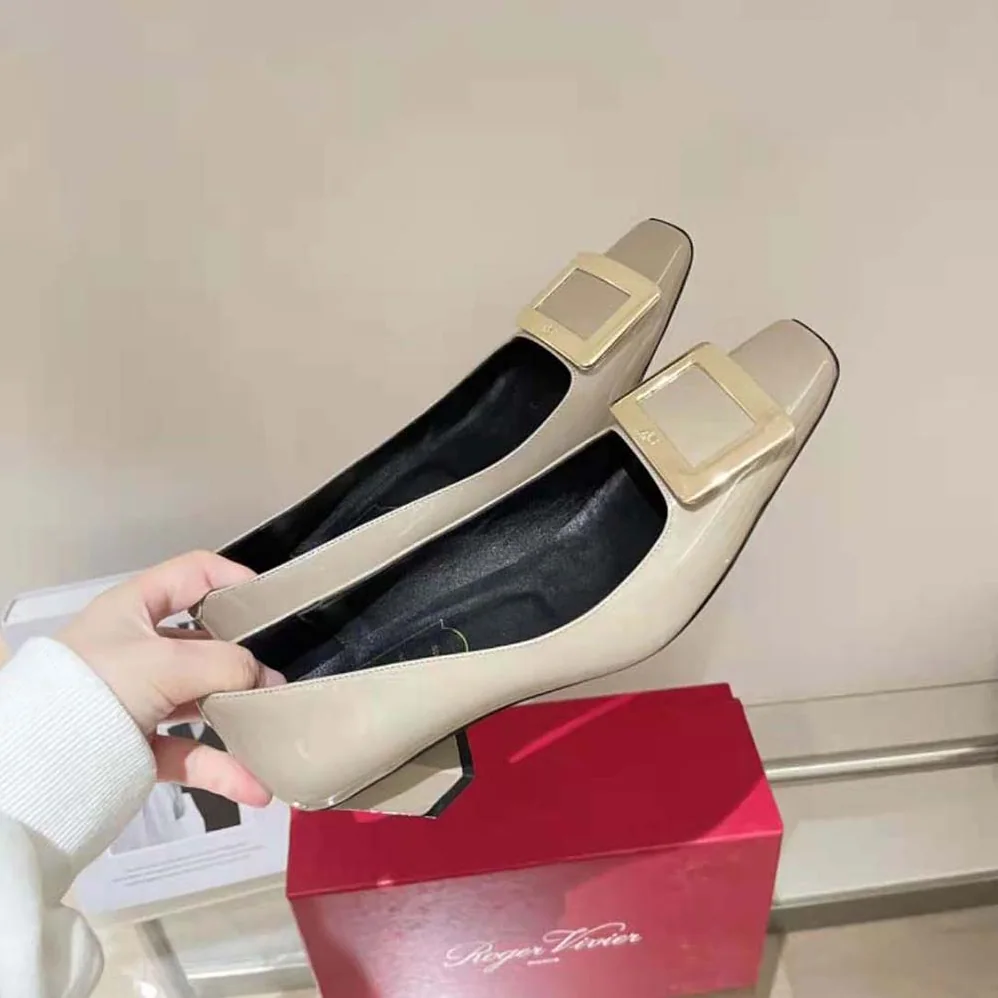 Roger Vivier Belle Vivier Metal Buckle Pumps in Patent Leather for Women in Brown