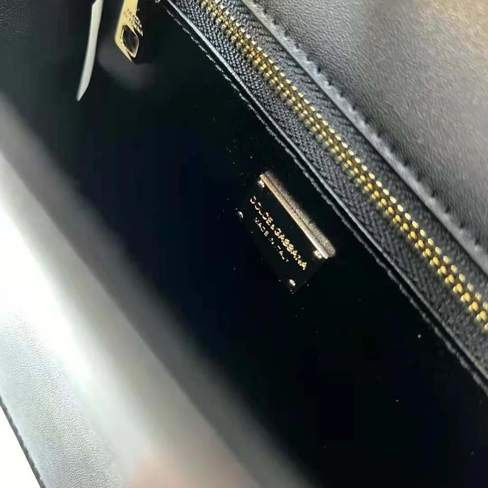 Dolce Gabbana D&G Calfskin DG Logo Bag Crossbody Bag for Women in Black Dolce Gabbana D&G Calfskin DG Logo Bag Crossbody Bag for Women in Black