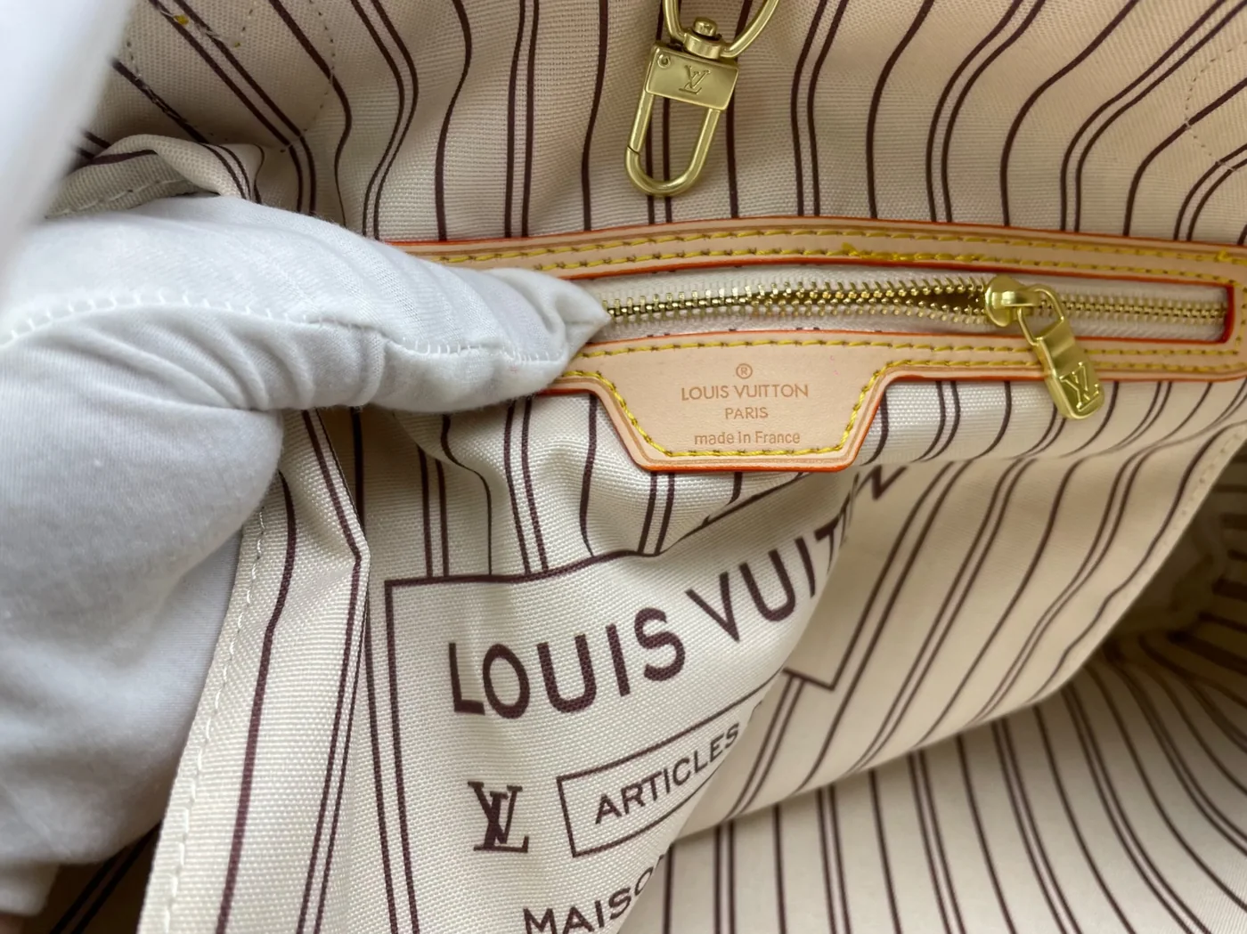 Louis Vuitton Neverfull MM Tote Bag / Beige Damier Azur Canvas Gold Hardware Louis Vuitton Neverfull MM Tote Bag / Beige Damier Azur Canvas Gold Hardware
