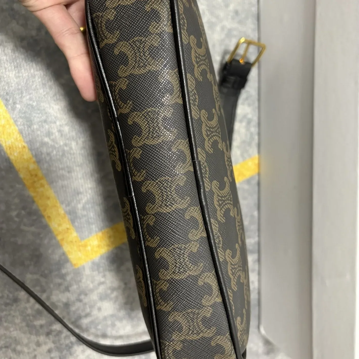 Celine Medium Messenger Bag Black / .38OG