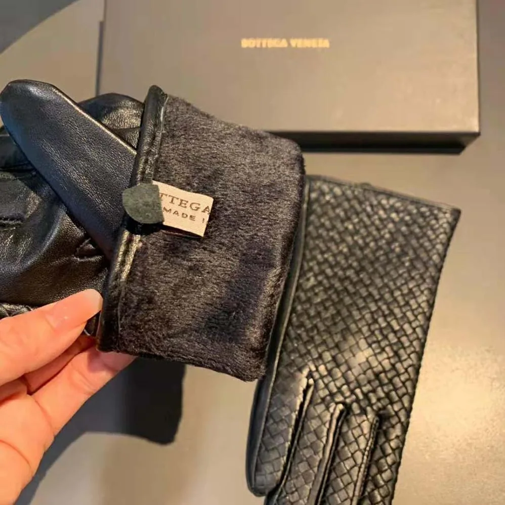 Bottega Veneta Intrecciato Leather Gloves for Women in Black Bottega Veneta Intrecciato Leather Gloves for Women in Black